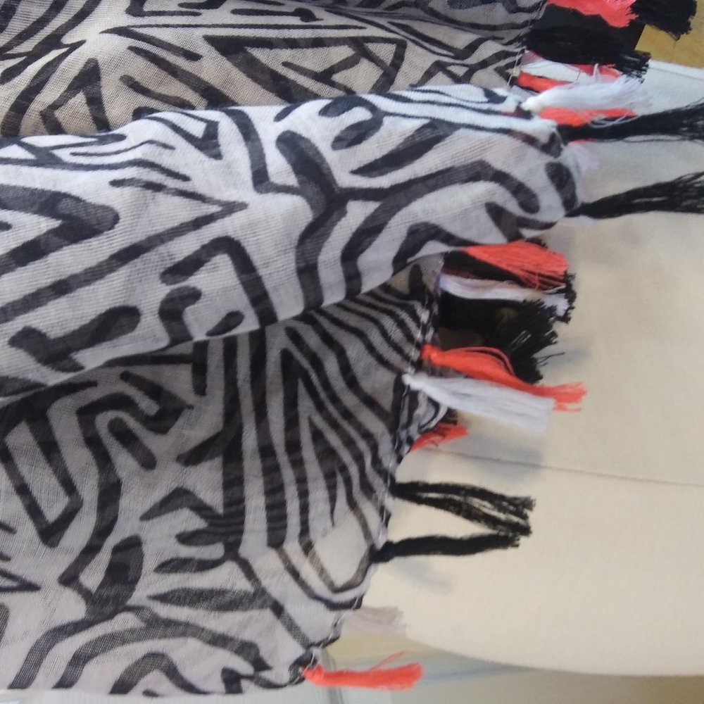 Abstract Black and White Oversized Scarf | New - Picture 2 of 6